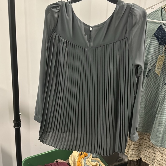 New from Buckle gray chiffon blouse - Picture 3 of 5